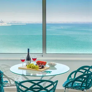  Apartment Front-row - Skyline Retreat - Pool Access